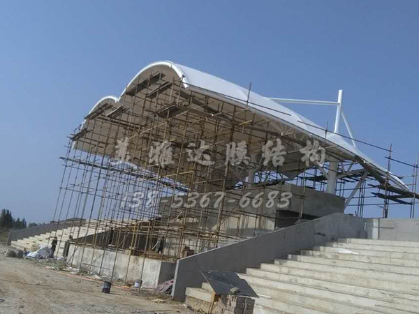搞毛呢豪迈看台膜结构现场 (1)