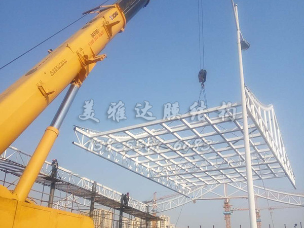 江苏洪泽中学门球场膜结构施工现场 (2)